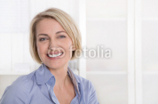 AEltere_schoene_blonde_Frau_-_Portrait_mit_Hintergrund_wei_blau.jpg